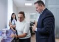 Ministri Demo vizitë tek IdentiTek: Ulen tarifat për dokumentet e identitetit për kategoritë në nevojë!