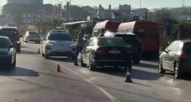Aksident dramatik në Fier  makina përplas këmbësoren  Dërgohet me ambulancë në spital  ja si paraqitet gjendja e saj