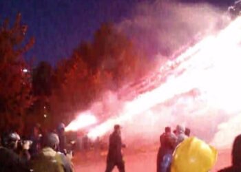 Protestuesit e dhunshëm qëllojnë me breshëri fishekzjarrësh e molotovësh, Policia i shpërndan dhe i ndjek këmba-këmbës!