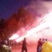 Protestuesit e dhunshëm qëllojnë me breshëri fishekzjarrësh e molotovësh, Policia i shpërndan dhe i ndjek këmba-këmbës!