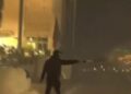 Studentët me maska sulmojnë me molotovë institucionet, reagon Policia! Një prej tyre kërcënon se do djegin bizneset nëse nuk dalin në shesh