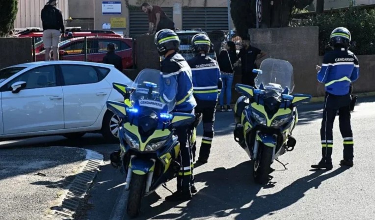 Tronditet Franca  të shtëna me armë zjarri brenda një shkolle  Plagosen drejtori dhe një mësues  arrestohet nxënësi 14 vjeçar