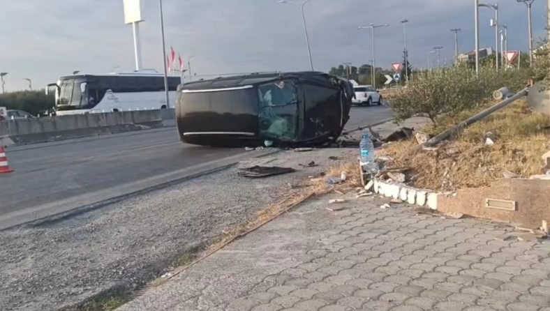 Aksident në Lushnjë  automjeti kthehet përmbys në mes të rrugës  Shoferi përfundon në spital  dyshohet se ishte me shpejtësi të lartë