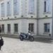 Protesta në Shkodër, gjimnazistët sulmojnë me gurë Bashkinë dhe shkaktojnë dëme! Policia shoqëron disa prej tyre