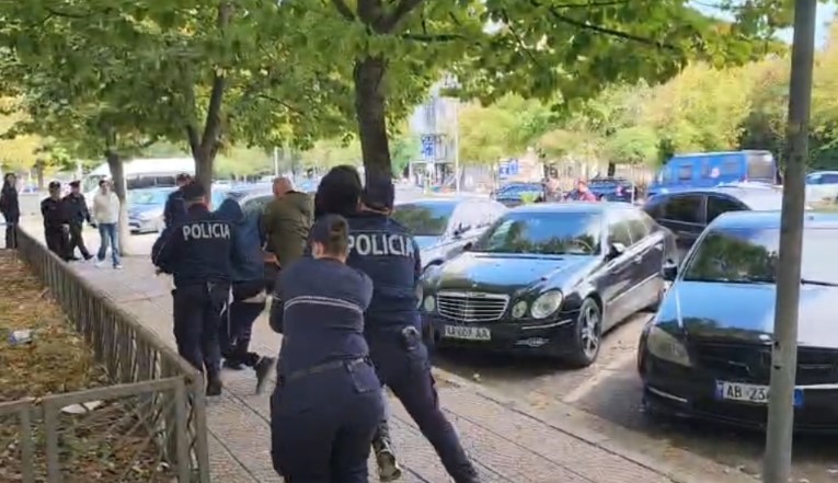 Protesta në Gjirokastër  policia shoqëron disa të rinj pas tensioneve