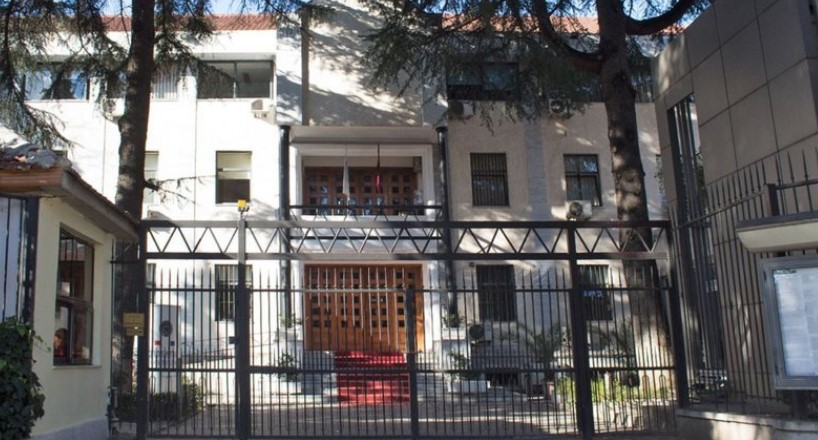 Protesta e përshkallëzuar në Tiranë  Gjykata e Apelit njofton personelin të largohen nga institucioni