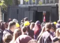 Sulmohet Gjykata e Apelit në Tiranë, protestuesit drejtohen nga “Brryli”, Policia në ndjekje