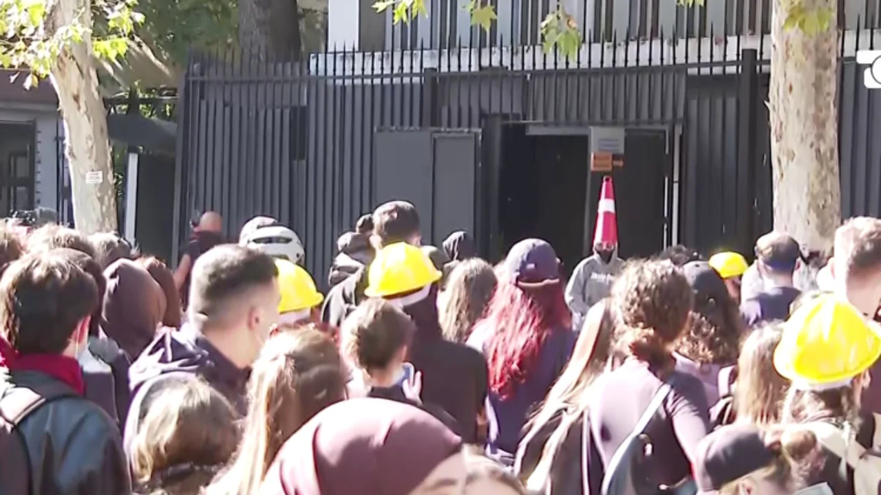 Sulmohet Gjykata e Apelit në Tiranë  protestuesit drejtohen nga  Brryli   Policia në ndjekje