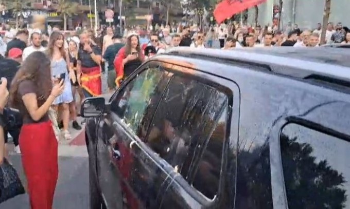  Po deputetët e PD a i godisni me vezë si mua    Ligjvënësja socialise  kap mat  me pyetje mjekun aktivist  Ju thoni se i keni target edhe ata  por 