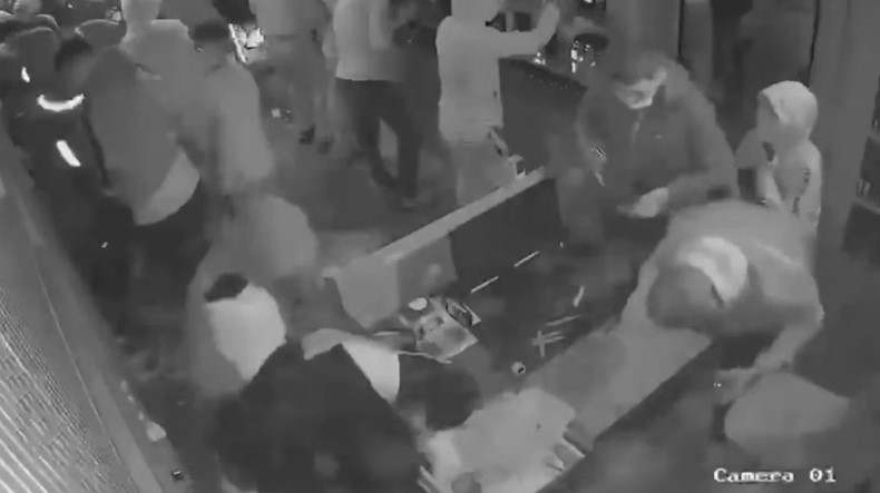 VIDEO  Dhuna dhe plaçkitjet në protestë  Kryeministria ndan pamjet e momentit kur të rinjtë thyejnë hyrjen e biznesit dhe grabisin gjithçka