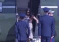 VIDEO/ Momenti i sikletshëm, bashkëshortja e zv/presidentit Vance pengohet teksa zbriste nga helikopteri me foshnjën! Ja reagimi epik i ushtarëve