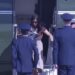 VIDEO/ Momenti i sikletshëm, bashkëshortja e zv/presidentit Vance pengohet teksa zbriste nga helikopteri me foshnjën! Ja reagimi epik i ushtarëve
