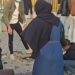 Gruaja me hixhab ndihmon protestuesit të shkulin pllakat, Balla publikon pamjet: Zemërimi s’e justifikon dhunën, asnjë kauzë s’e kthen shkatërrimin në drejtësi (VIDEO)