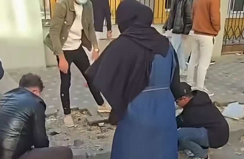 Gruaja me hixhab ndihmon protestuesit të shkulin pllakat  Balla publikon pamjet  Zemërimi s e justifikon dhunën  asnjë kauzë s e kthen shkatërrimin në drejtësi  VIDEO 