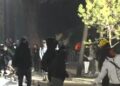 Protestuesit sulmojnë Kryeministrinë edhe me gurë, Policia në gatishmëri, i paralajmëron të largohen dhe hedh ujë! (VIDEO)