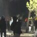 Protestuesit sulmojnë Kryeministrinë edhe me gurë, Policia në gatishmëri, i paralajmëron të largohen dhe hedh ujë! (VIDEO)