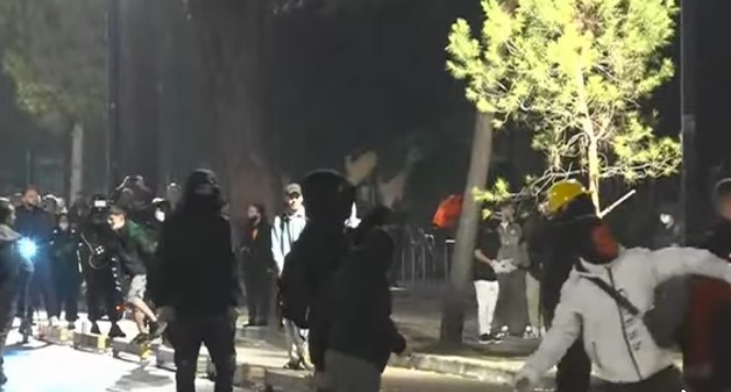 Protestuesit sulmojnë Kryeministrinë edhe me gurë  Policia në gatishmëri  i paralajmëron të largohen dhe hedh ujë   VIDEO 
