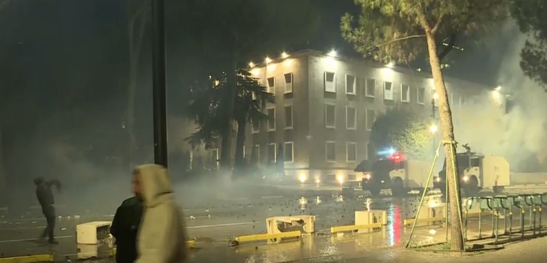 Protestuesit nuk e ndalin dhunën  sulmojnë gurë drejt Policisë  FNSH përdor gaz lotsjellës 