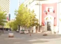 Përshkallëzohet protesta në Tiranë, një protestues ngjitet në dritaret e Bashkisë, gurë drejt Ministrisë së Brendshme