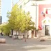 Përshkallëzohet protesta në Tiranë, një protestues ngjitet në dritaret e Bashkisë, gurë drejt Ministrisë së Brendshme