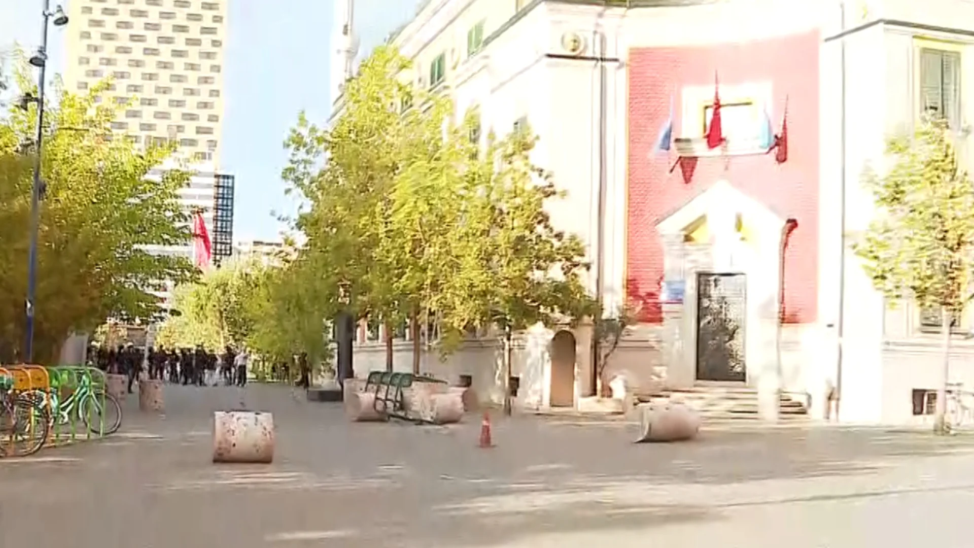 Përshkallëzohet protesta në Tiranë  një protestues ngjitet në dritaret e Bashkisë  gurë drejt Ministrisë së Brendshme