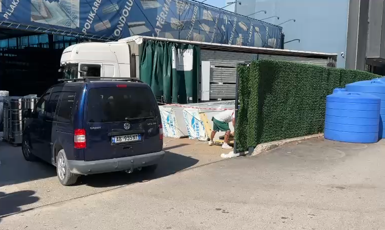 E zunë poshtë materialet e rënda teksa po punonte  humb jetën pronari i një objekti në Vlorë