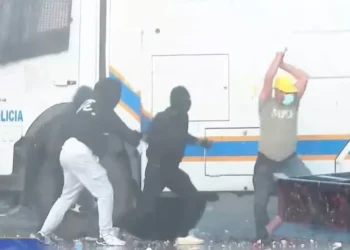 FOTO / Protestuesi dhunon me shkop druri policin, ç’po ndodh te sheshi “Skënderbej”