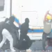 FOTO / Protestuesi dhunon me shkop druri policin, ç’po ndodh te sheshi “Skënderbej”