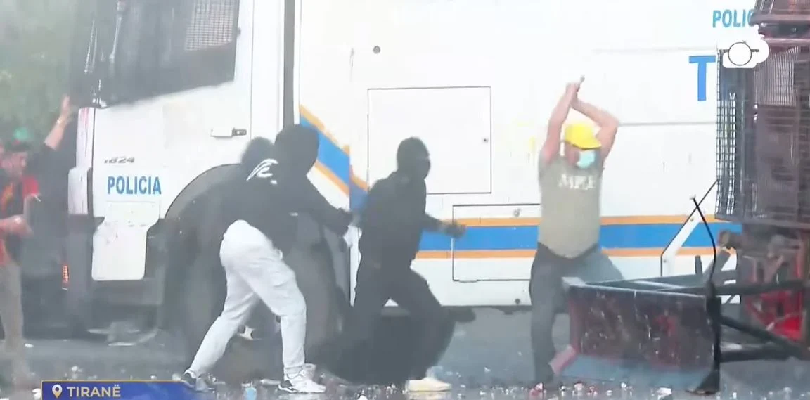 FOTO   Protestuesi dhunon me shkop druri policin  ç po ndodh te sheshi  Skënderbej 