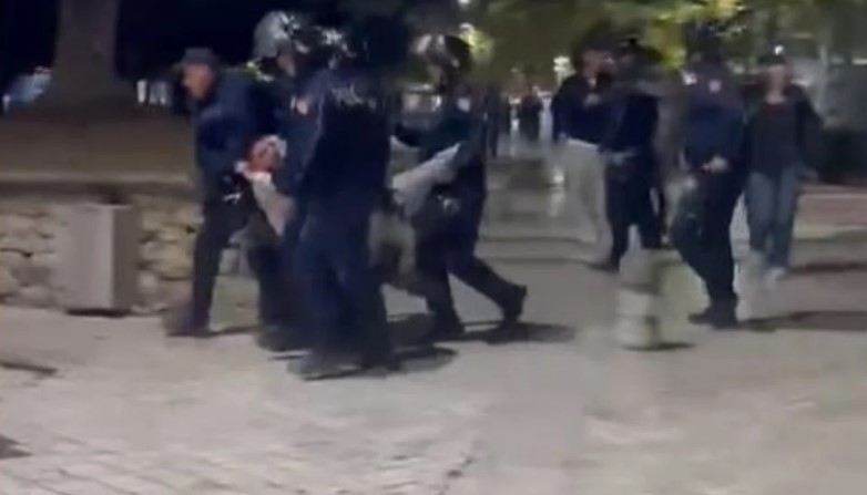 Protestuesi 19-vjeçar theu këmbën, Policia e Shtetit: Pezullohen 4 efektivët dhe shefi i Rendit të Komisariatit Nr. 1, AMP po heton dinamikën!