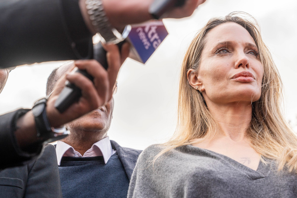 Angelina Jolie i drejtohet botës me pamjet tronditëse  Çfarë ka mbetur nga Gaza 