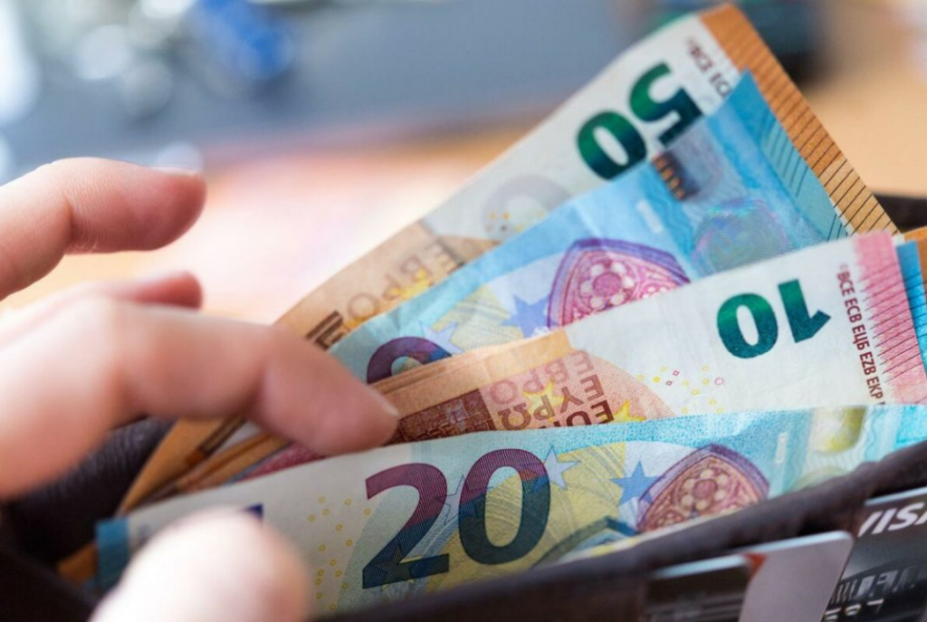 Euro bie përsëri  i afrohet kufirit të 91 lekëve