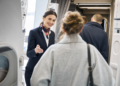 Pse stjuardesat ju ngulin sytë sapo hipni në avion? Arsyeja do t’ju habisë…