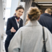 Pse stjuardesat ju ngulin sytë sapo hipni në avion? Arsyeja do t’ju habisë…