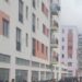 Përfshihet nga flakët apartamenti te pallatet sociale në Shkozë. Dy persona tentojnë të dalin nga dritarja