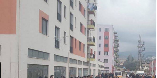 Përfshihet nga flakët apartamenti te pallatet sociale në Shkozë  Dy persona tentojnë të dalin nga dritarja