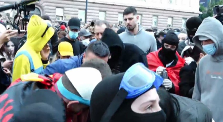 VIDEO  Përçarje mes protestuesve në ditën e 13 të  konfrontohen me njëri tjetrin pas thirrjes për dialog me Ramën