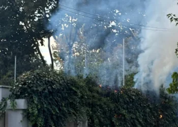 FOTO/ Protestuesit i vënë flakën murit rrethues të godinës së Autoritetit të Sigurisë Kibernetike