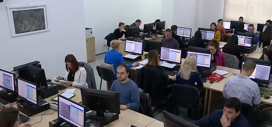 Kodi i Etikës në Ministrinë e Arsimit  Kumbaro vendos rregulla për veshjen  dhuratat dhe përdorimin e telefonit