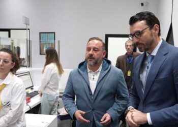 Ministri Karakaçi inspekton Zyrën Postare Nr.5 në Tiranë: Sportelet të hapura për qytetarët!