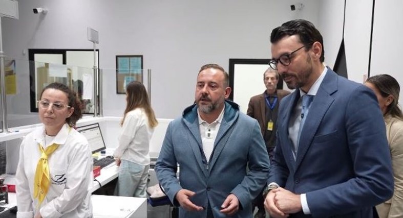 Ministri Karakaçi inspekton Zyrën Postare Nr 5 në Tiranë  Sportelet të hapura për qytetarët 
