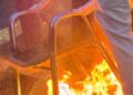 Pas ‘paqes vjen lufta’, hidhen molotovë drejt Kryeministrisë, protestuesit vendosin në flakë një karrige! Sfidojnë Ramën: Hajde për dialog tani!