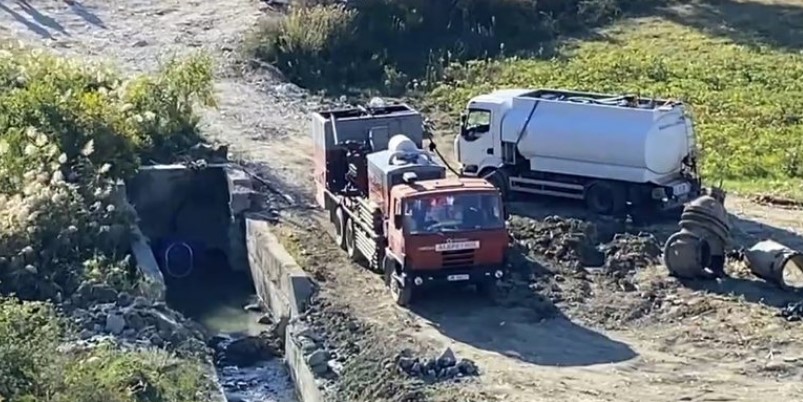 Skandali mjedisor  vazhdon pastrimi në rezervuarin e Kasharajt  Janë hequr rreth gjysma e peshqve të ngordhur