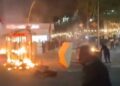 VIDEO/ Përshkallëzohet situata, protestuesit zhvendosen te “Pazari i ri” dhe i vënë flakën koshave e tezgave pranë tregut! Banorët hedhin ujë nga ballkonet