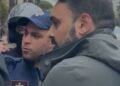 Policia nuk i lejon të kalojnë, Këlliçi dhe Blushi përplasen me efektivët te Kryeministria dhe i fyejnë: Hiqe dorën, plehrë…!