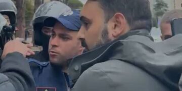 Policia nuk i lejon të kalojnë, Këlliçi dhe Blushi përplasen me efektivët te Kryeministria dhe i fyejnë: Hiqe dorën, plehrë…!