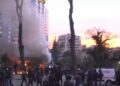 Protestuesit i vënë zjarrin një tjetër biznesi, digjet kioska në bulevardin “Dëshmorët e Kombit”! Tymi dhe flakët mbulojnë zonën