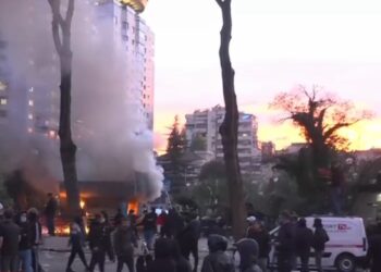 Protestuesit i vënë zjarrin një tjetër biznesi, digjet kioska në bulevardin “Dëshmorët e Kombit”! Tymi dhe flakët mbulojnë zonën