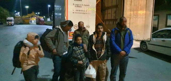 Nga Turqia me destinacion Durrësin dhe vendet e BE së  kapen në Kapshticë 6 emigrantë nga Sudani dhe Kuvajti  Ishin fshehur në trajler