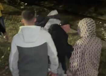 VIDEO/ Protestuesit përzënë Klevis Balliun, deputeti i PD futet në Lanë për tu larguar nga turma!